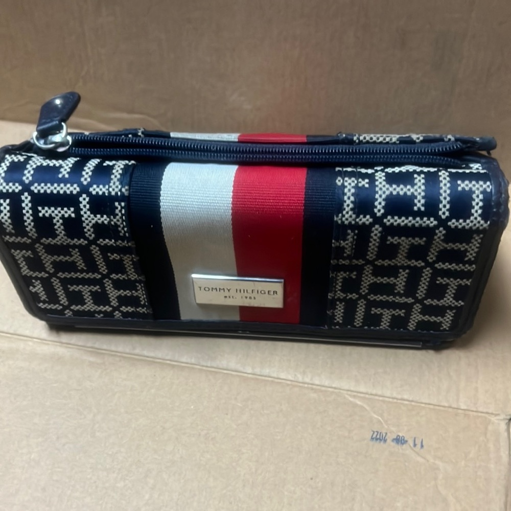 Tommy Hilfiger Trifold Signature design Wallet